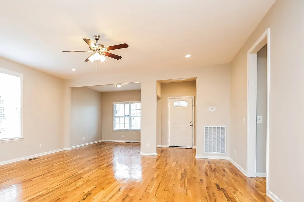 3 bed, 2.0 bath, 1633 sqft, $2,140 — Photo 4