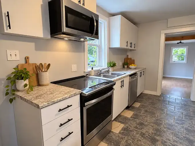 3 bed, 1.0 bath, 823 sqft, $2,395 — Photo 2