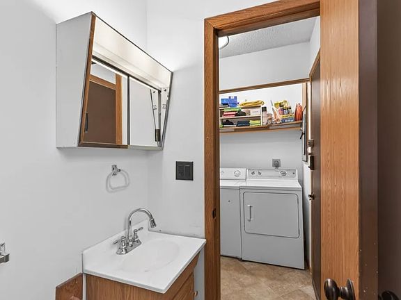 5th image of 852 Woodgate Dr #2