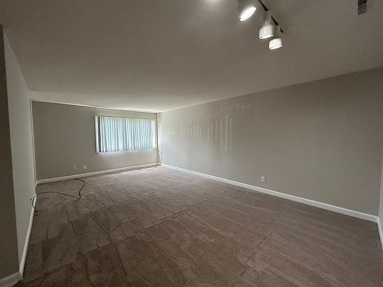 Candlelite Apartments — Photo 94