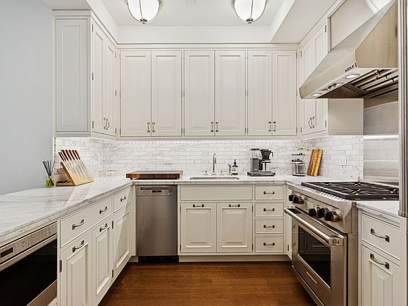 3rd image of 160 W 12th St #32