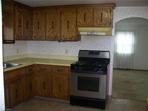 5th image of 545 Russell Ave
