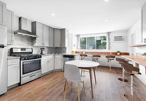 4th image of 819 Metropolitan Ave #1
