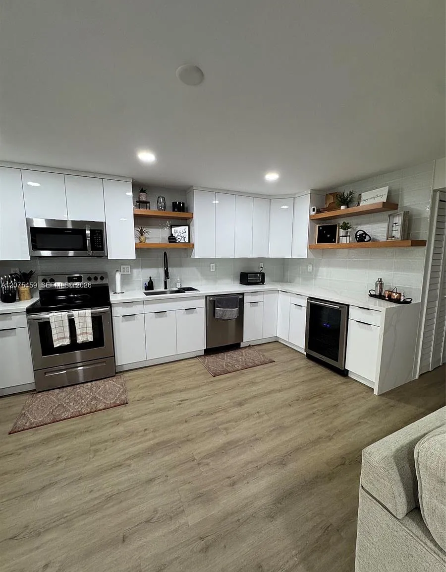 Bay Place Condo — Photo 3