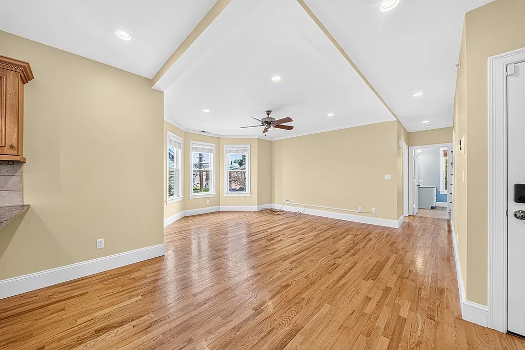 3 bed, 1.0 bath, 1295 sqft, $3,200 — Photo 4