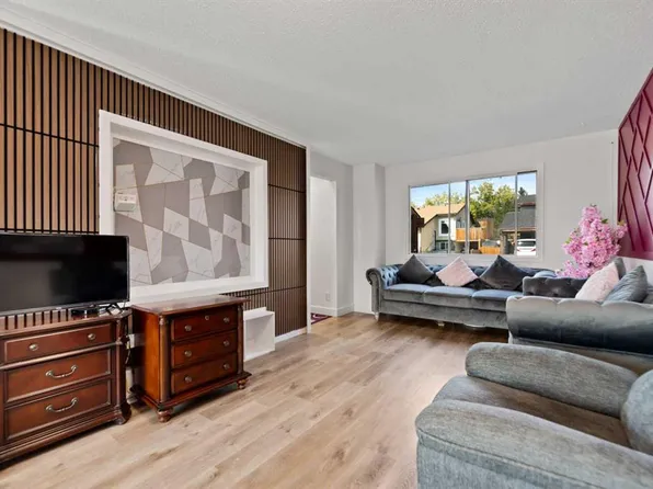 40 N Pinecliff Close NE, Calgary, AB T1Y 4N5