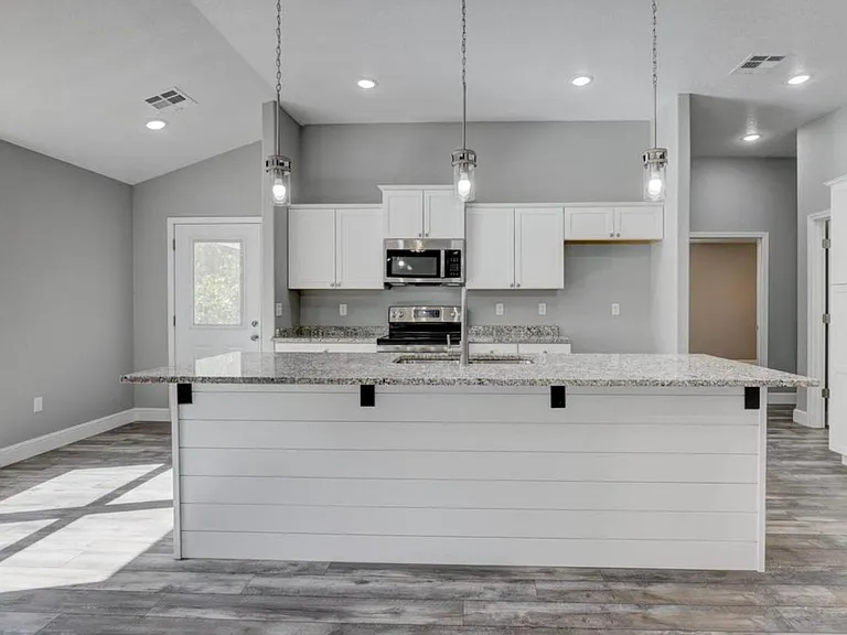 917 N Hall St — Photo 3