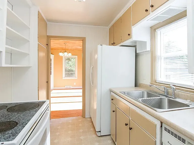 330 N Franklin Ave — Photo 7