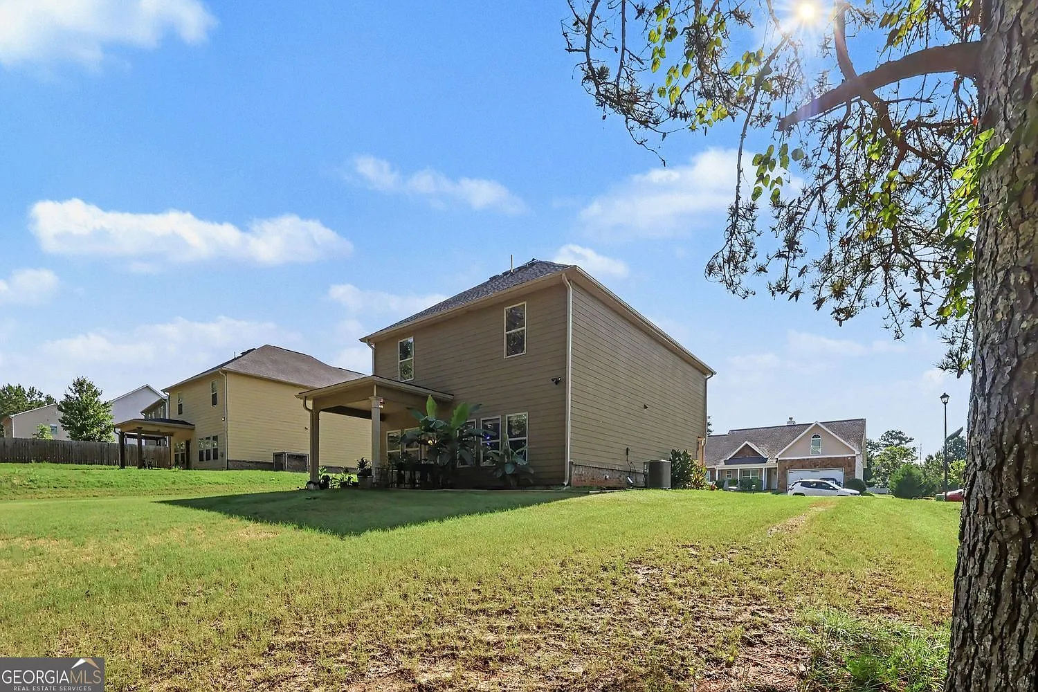 4 bed, 2.5 bath, 2120 sqft, $2,200 — Photo 3