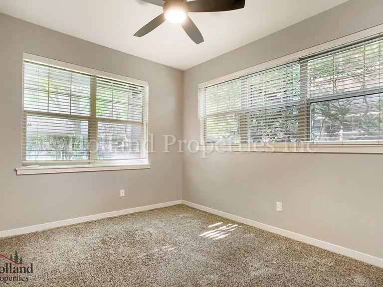 670 NE Roydon Ln — Photo 13