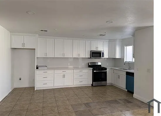 4 bed, 1200 sqft, $2,900 — Photo 2