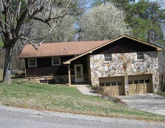 1st image of 15 Lynnolen Ln