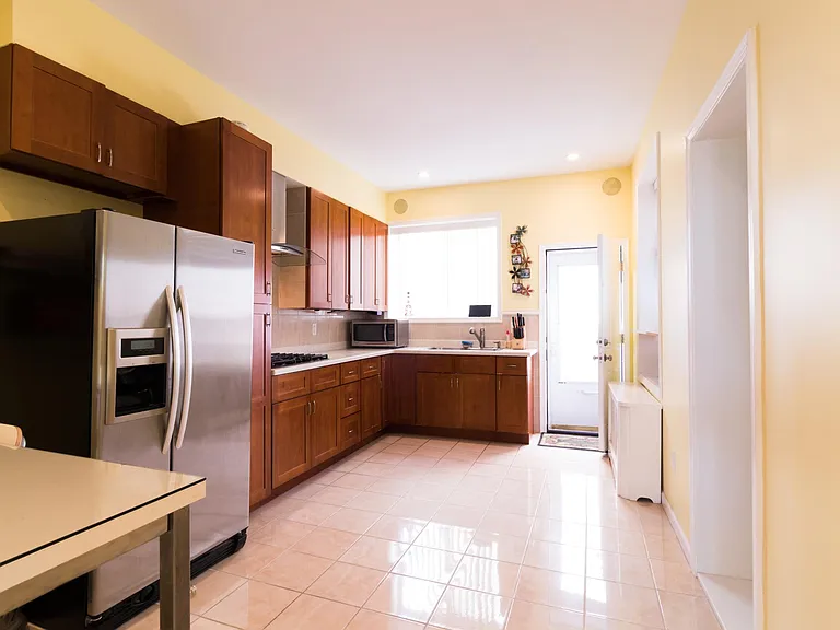 633 Washington Ave #1 — Photo 6