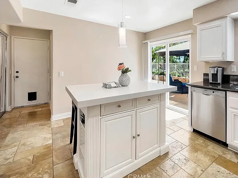 34 Santa Monica St — Photo 10