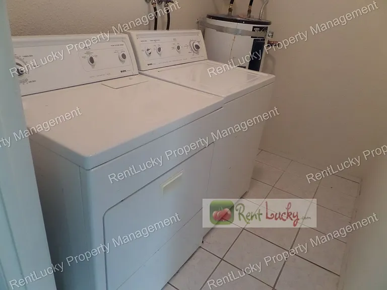 3233 NE 12th St #302 — Photo 15