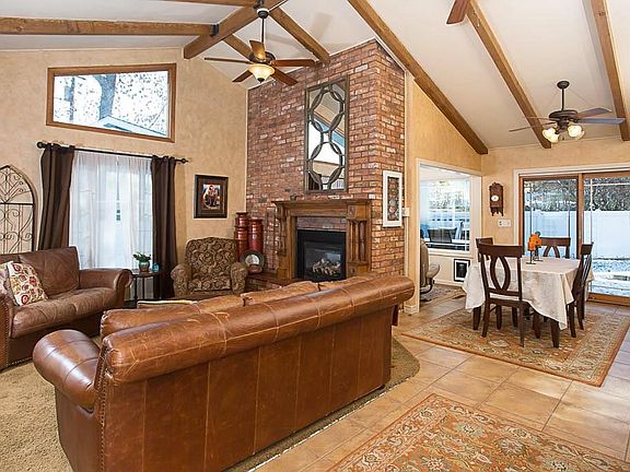 3rd image of 823 Highwood Cir
