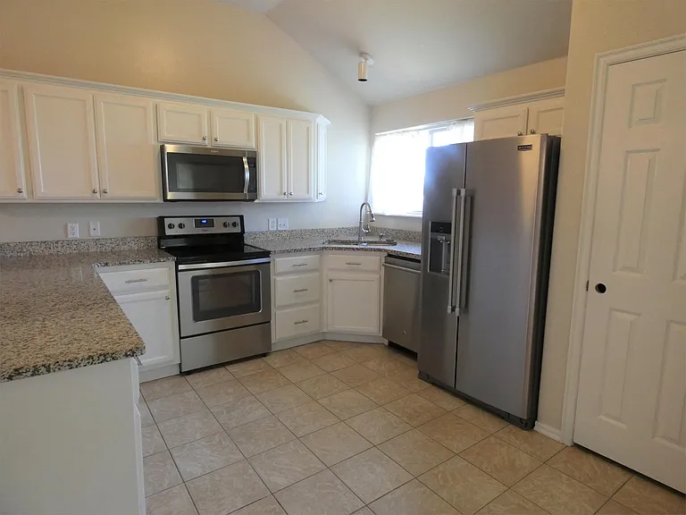 4220 Manhattan Dr — Photo 2