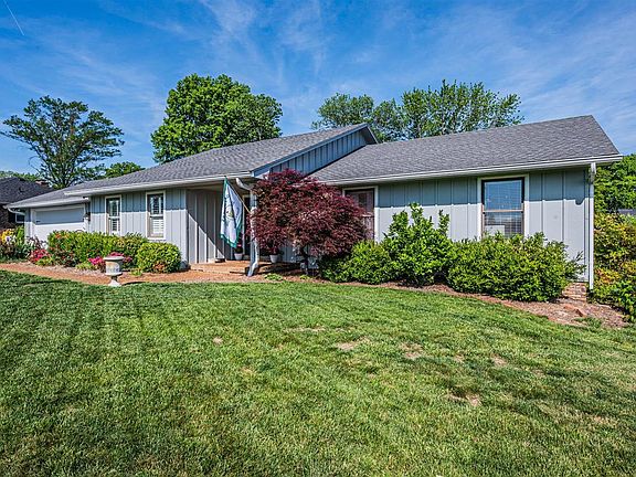 3rd image of 817 Rockwood Dr