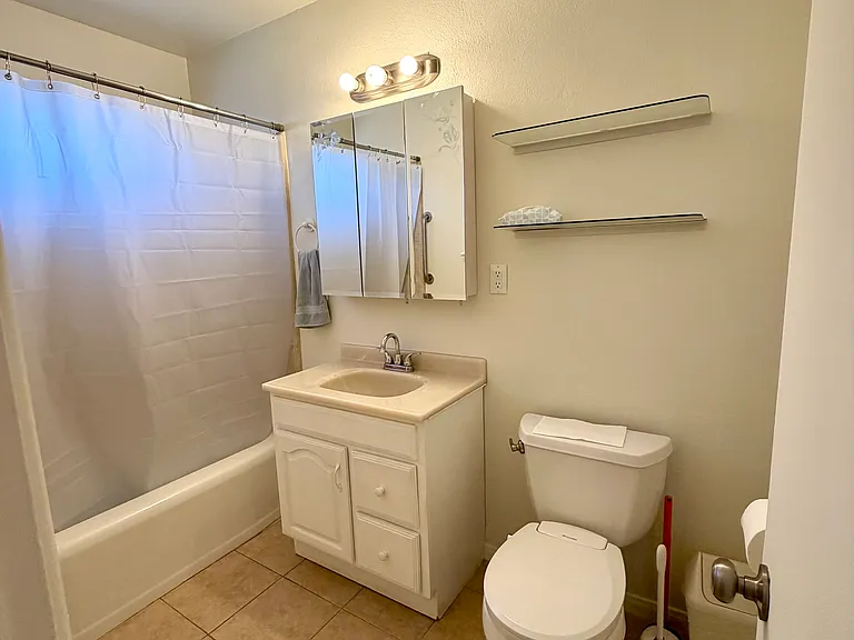 Bathroom
(Bano)