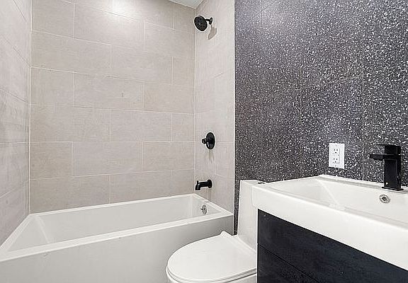 4th image of 483 Willis Ave #2A