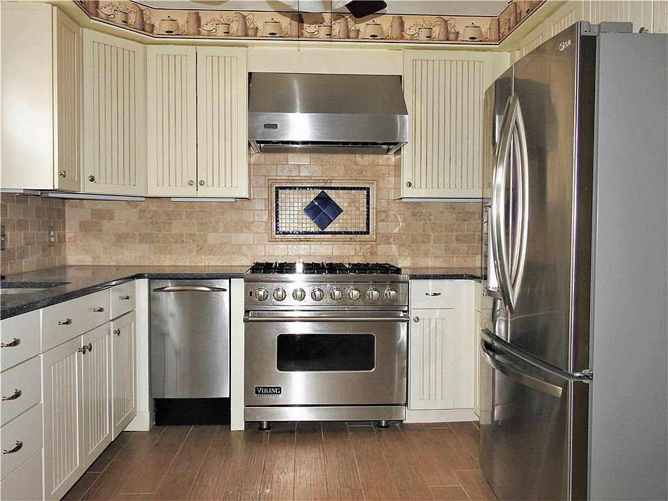 1st image of 10 Leach St Unit A2