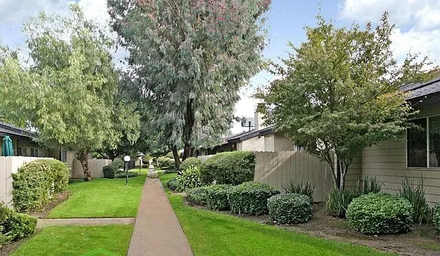 Maple Leaf Apartments — Photo 1