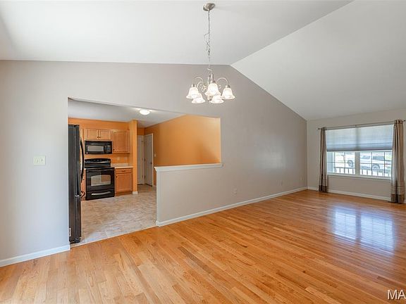 4th image of 464 Fall River Lane St