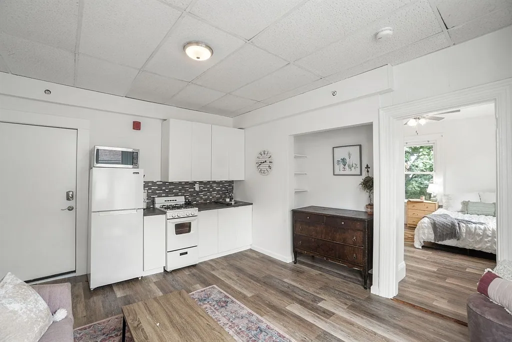 1 bed, 1.0 bath, 465 sqft, $2,350 — Photo 1