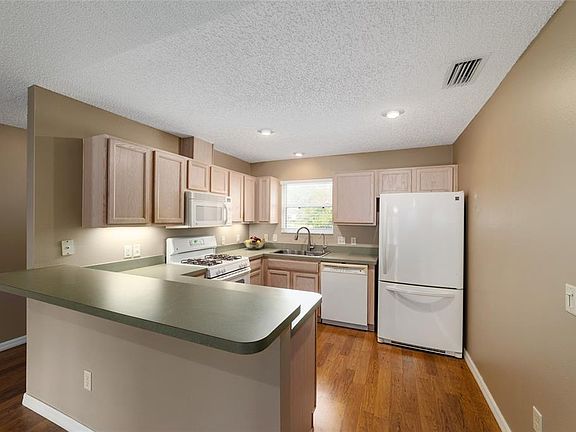 4th image of 939 Haretison Ave