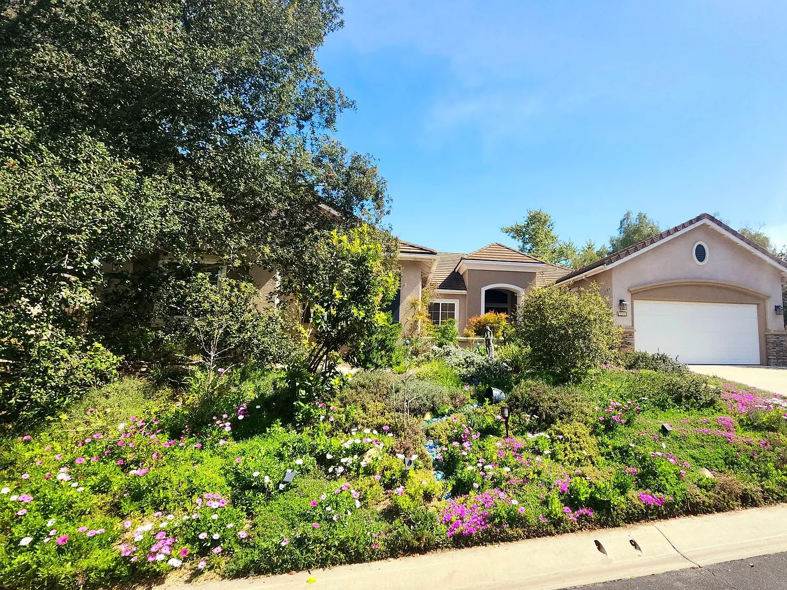 945 Inverlochy Dr — Photo 1