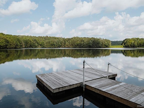 3rd image of 527 Crawson Road