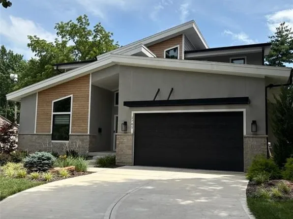 2705 W 74th St, Prairie Village, KS 66208