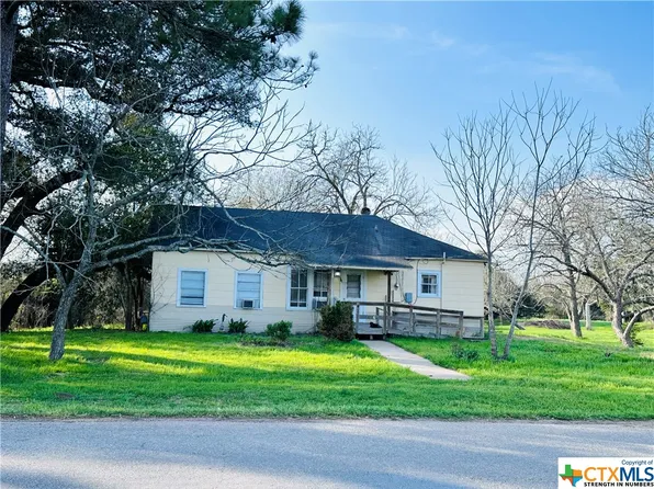 1016 Davis Ave, Yoakum, TX 77995