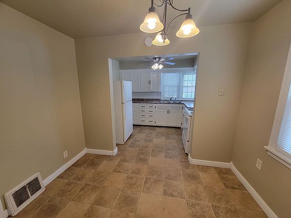 5th image of 826 E Wilcox Ave