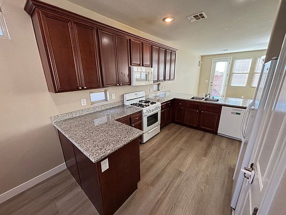 3rd image of 10741 Leatherstocking Ave