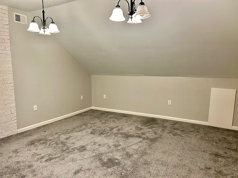 1015 W Franklin Ave — Photo 23