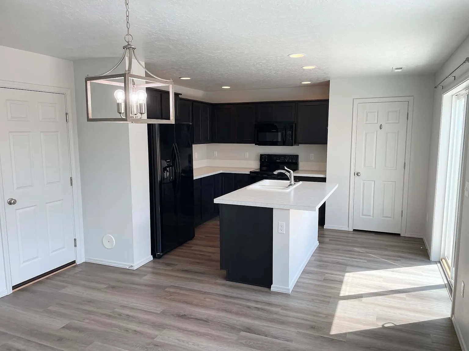 3 bed, 2.5 bath, 1470 sqft, $2,225 — Photo 2