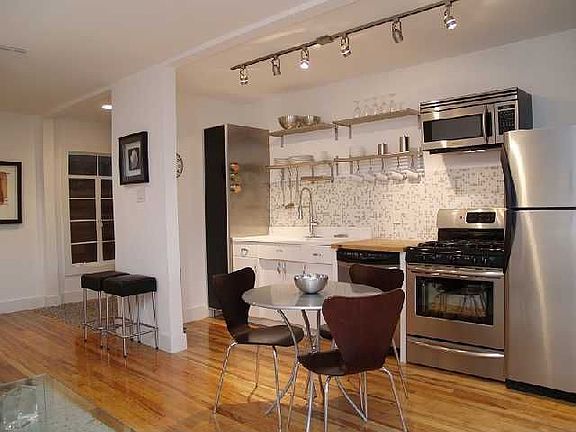 3rd image of 1212 Castle Hill St APT 1