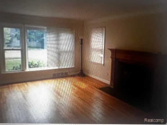 4th image of 1653 E Maple Rd