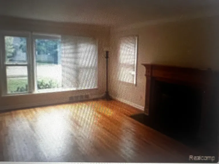 1653 E Maple Rd — Photo 4