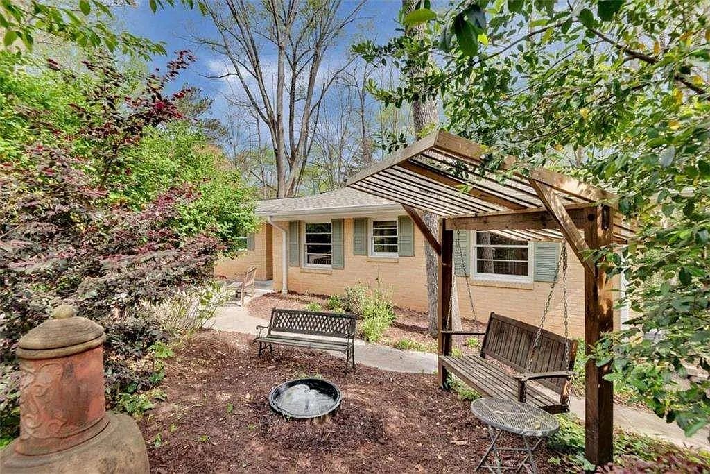 4 bed, 2800 sqft, $3,950 — Photo 3
