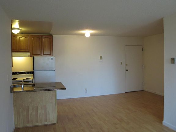 4th image of 1000 Church St