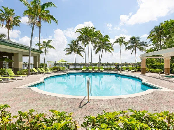 Club Lake Pointe Apartments