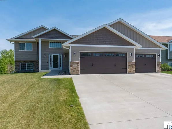 235 Foxfire Dr, Mankato, MN 56001