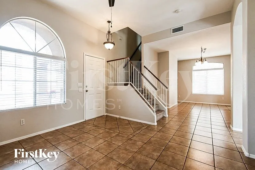 4 bed, 2.5 bath, 2447 sqft, $2,370 — Photo 3