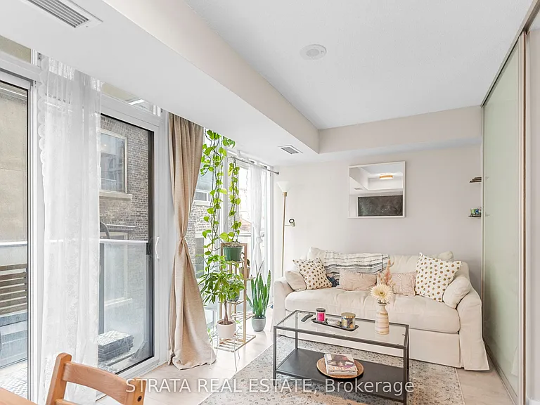 126 Simcoe St #402 — Photo 7