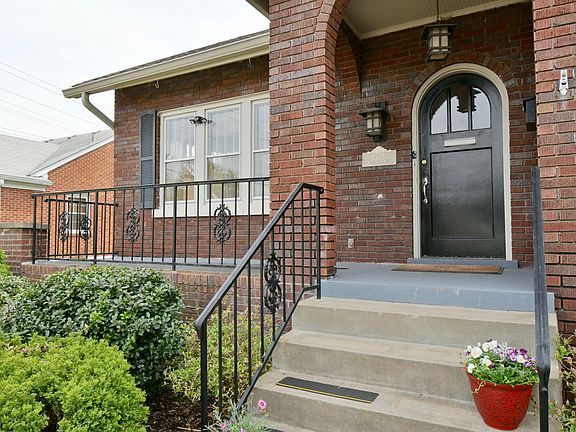 3rd image of 2172 Gladstone Ave