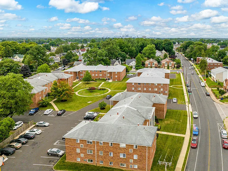Pine Manor Apartments — Photo 20