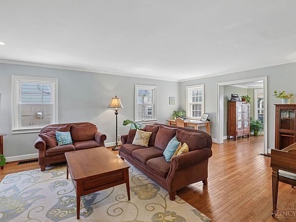 5th image of 3817 Davenant Ave