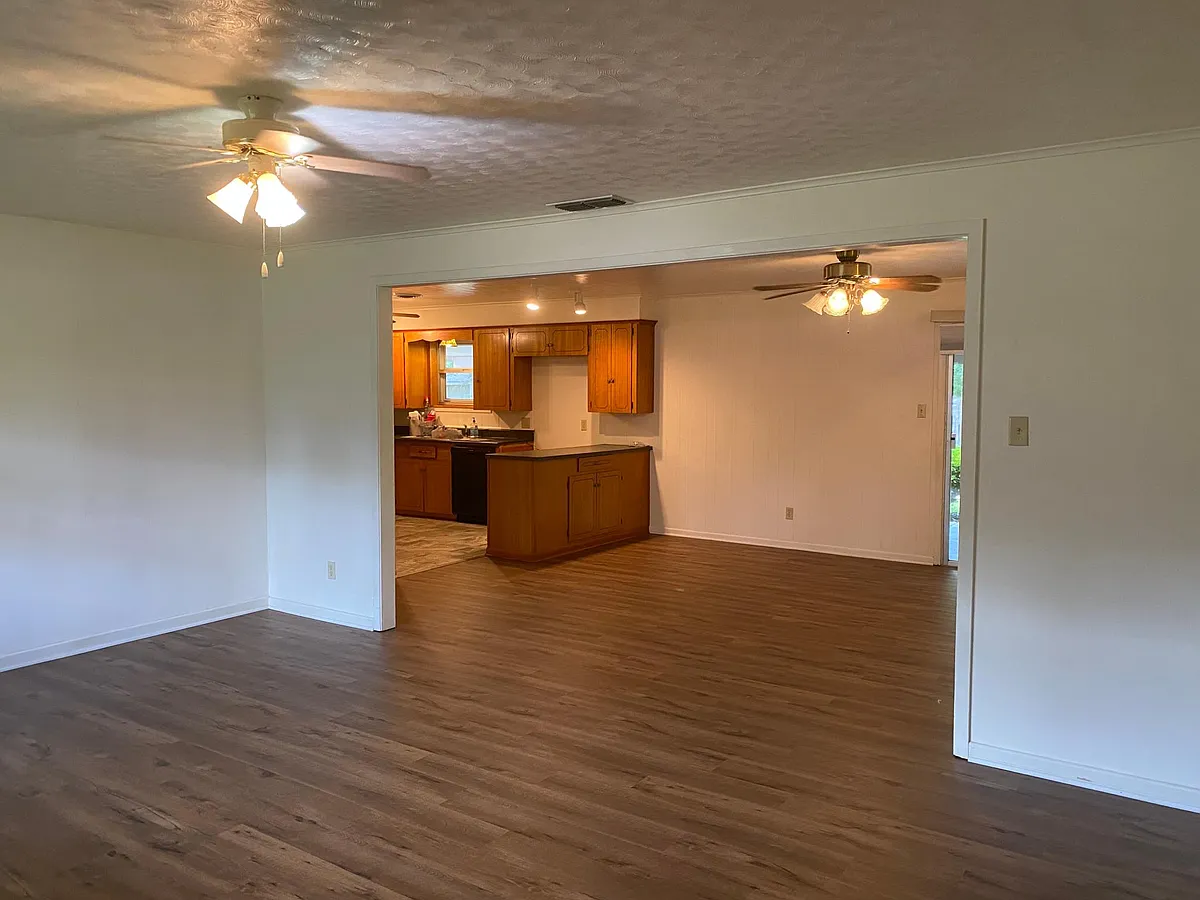 Building Photo - 2811 Royal Dr